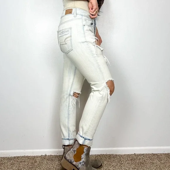 American Eagle Tomgirl Light Wash Distressed Ripped Straight Leg Jeans Size 4 - Picture 11 of 13